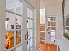 Spacious 3 Bedroom Property, Sleeps 8, Perfect for Business & Leisure in South East London