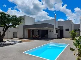 Casa Ninhal, super central, nova e espaçosa.