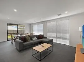 Spacious 4-Bed House with Large Backyard