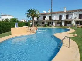 Casa adosada 2 hab. cómoda en Els Poblets con Wi-Fi y aparcamiento - ES-373-66