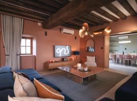 Charme Authentique du XIVe siècle avec WiFi et Parking à Contigny - FR-1-489-621, hôtel à Contigny