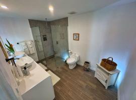 salo's beach house, koča v mestu Coxen Hole