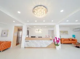 Royal Crown Hotel Near SECC - Phu My Hung