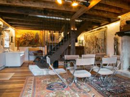 Twin Houses On The Plateau De Millevaches, hotel i Croze