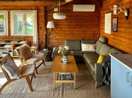 Log Cabin With Water Views Near Fjellerup Beach, hotel en Ørsted