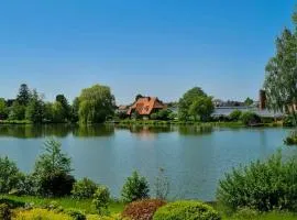 Cottage With Lake View At North Heath's Edge