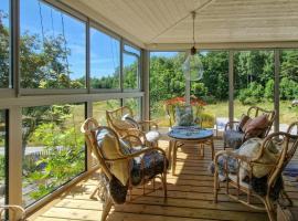 Summer House With Sauna Near Grebbestad, hótel í Tanumshede