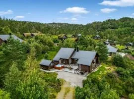 Cabin With Jacuzzi And Stream In Krågeland