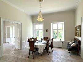 Historic Manor House Near Gisselfeld Monastery: Haslev şehrinde bir otel