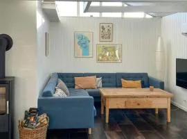 Architect-Designed Cottage By The Water