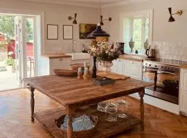 Exclusive Lakeside Gem In Idyllic Sörmland