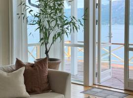 Northern Lights View Cabin With Big Veranda، فندق في Ballangen