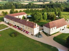 Large Property On 10 Hectares Near Bellême, hotel in Feings