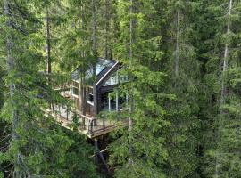 Unique Treetop Cabin In Forest, Lårdal, khách sạn ở Høydalsmo