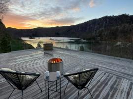 Spacious Cabin With Lake Views In Åvesdalen, hótel í Moi