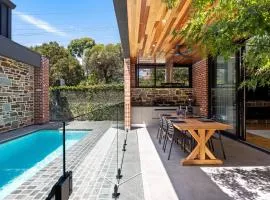 Eden Haus - Poolside Serenity near CBD & Bushland