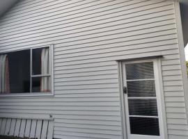 Garden Chalet including 2 double beds and 1 double sofa bed, Tiny House in Auckland