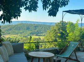 Perched Retreat Facing The Luberon Mountains โรงแรมในกอร์ด