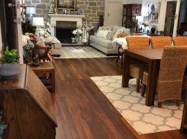 Hills Manor House, chalet i Greenmount