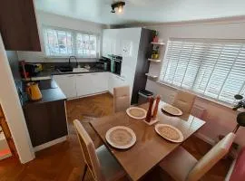 Lovely 2 Bedroom Modern Ground Floor Flat