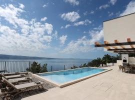 NEW! Stylish Villa Collina - Stunning Sea Views, Private Pool, Top amenities、ドゥーチェのホテル