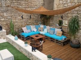 Stone House In Laugnac On The Compostela Route, Hotel in Laugnac