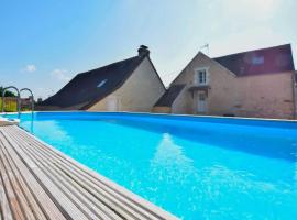 Maison spacieuse avec piscine et vue sur jardin à Fourches, hotel en Fourches