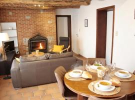 La Maisonnette - 2 chambres, parking, jardinet & calme, hotel in Doornik
