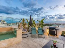 Luxury Suites by Beyond air with shared Rooftop pool & BBQ