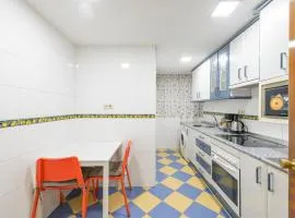 Spacious flat - train station 500m away