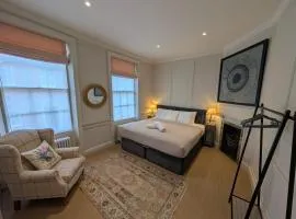 West Pallant Georgian Townhouse in City Centre with Courtyards, BBQ & Log Burners - Dogs Welcome! Chichester Holiday Properties