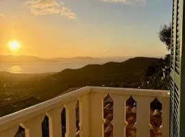 Maison de village à Lumio avec terrasses, vue mer et montagne 8-10 personnes