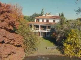 villa su lago privato – hotel w mieście Segrate