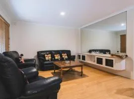 Comfortable 4BDR Family home in Suburbia