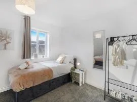 3 BR 6 Beds 3 Bath Garden Parking Heathrow 15 min Windsor & Legoland