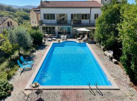 Luxury Private Mountain Villa with Pool & Beautiful Views in Puglia, Hotel in Roseto Valfortore