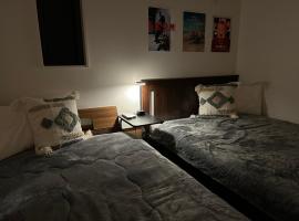 白樺ハウス女性&家族専用 送迎あり小型犬可, Hotel in Chigasaki