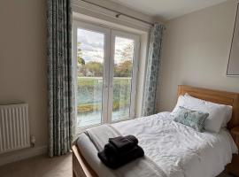 Comfortable 4BR stay in Bourne, Free Parking, Sleeps 7, Families & Contractors Welcome, hotel di Bourne