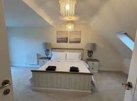 4BR Home, Free Parking, Sleeps 7, Families & Contractors Welcome