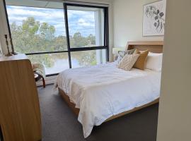 Lakeside Townhouse in Laurimar Town Centre, Hotel in Doreen