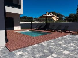 Vila Luna s privatnim bazenom, hotel v destinaci Pomer