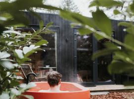 Tiny House MIYO - Welness in the woods with Spa Garden Tub, khách sạn ở Nunspeet