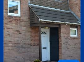 Large 2 bedroom house، فندق في Wombridge