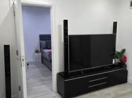 Luxury One Bed En-suite Flat with Free Parking