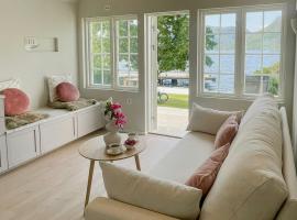 Renovated 1918 House By The Sea In Sandeid, hotel a Sandeid