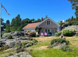 Cabin With Sea View Near Risør، فندق في Søndeled