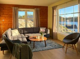 Seafront House From 1952 With Views In Veivåg, hotel en Bekkjarvik