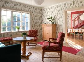 Wooden Cabin By A Beautiful Lake Near Vättern, hotel u gradu 'Hjo'