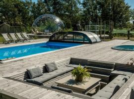 Private Spa Retreat 250 Metres From Långasand, hotell i Heberg