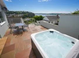 Lloret, Contemporary Retreat with Hot Tub & Waterside Views